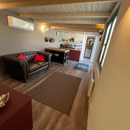 Eszla 2 Free Large Secure Parking Apartment